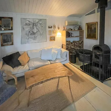 2 Bedroom Cozy In